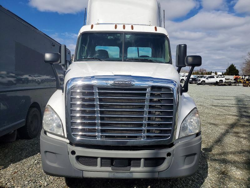 2015 Freightliner Cascadia Semi Truck