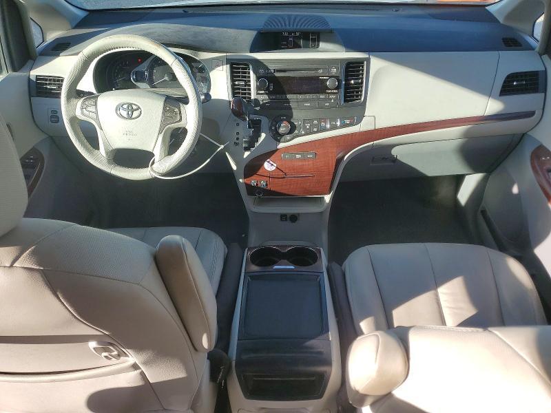 2011 Toyota Sienna xle 8-passenger