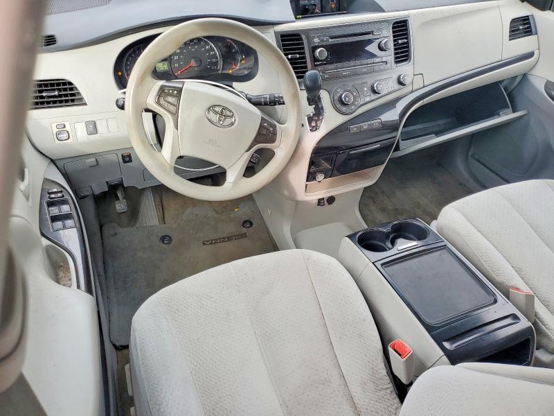 2012 Toyota Sienna le 8 Passenger