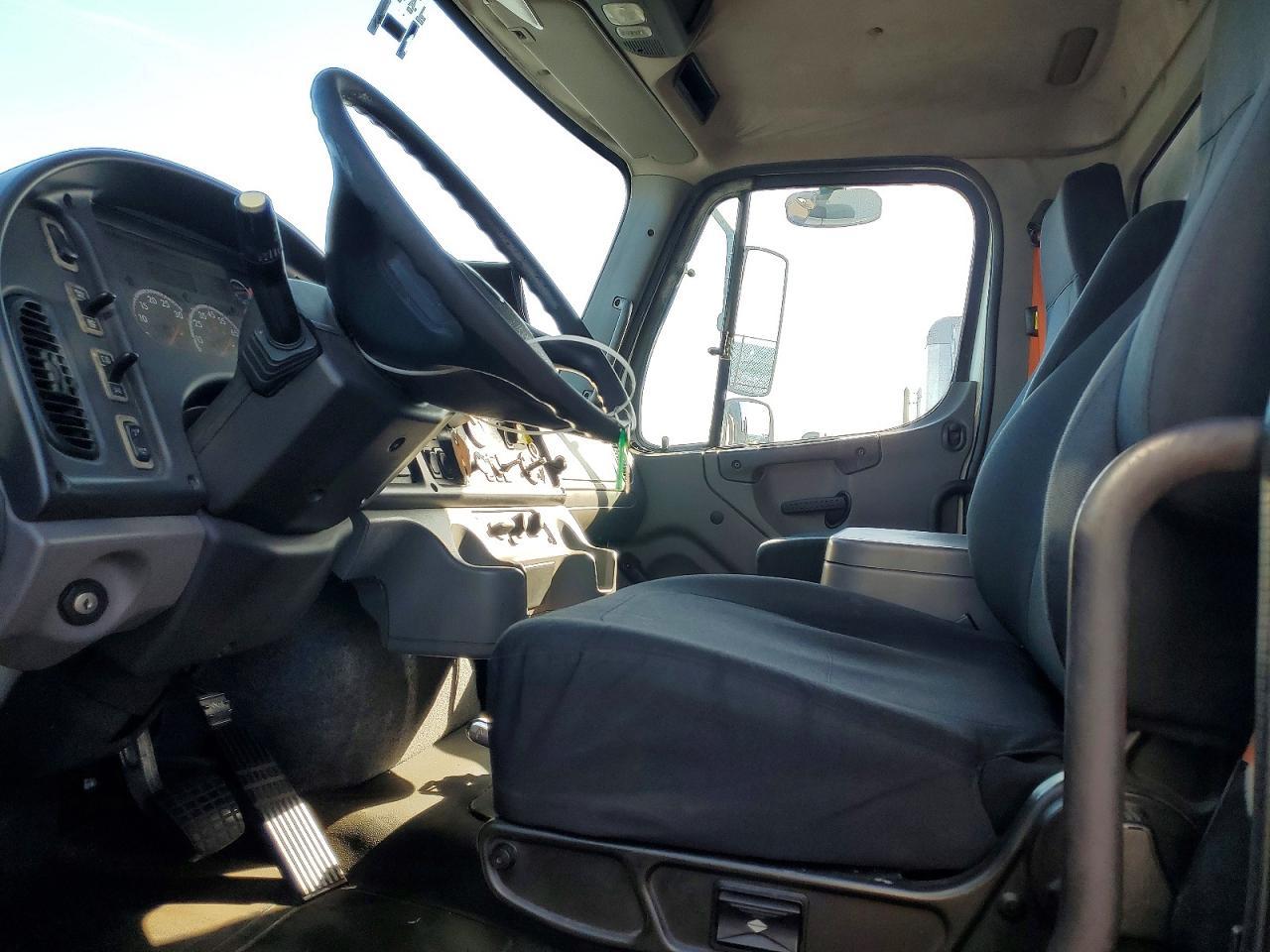 2014 Freightliner Business Class M2 Flatbed Truck