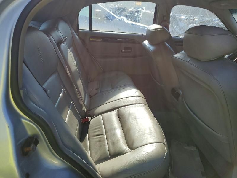 2002 Lincoln Town car Signature