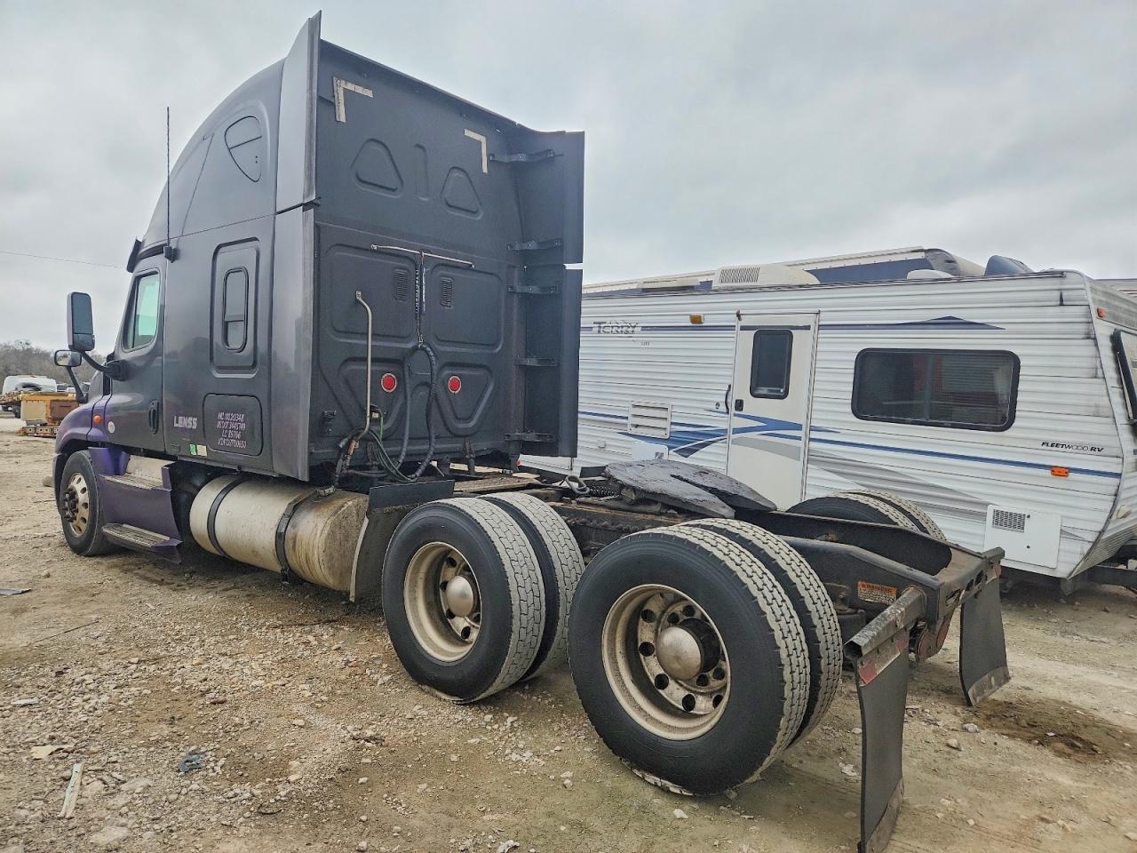 2013 Freigliner 2013 Freightliner Cascadia Semi Truck