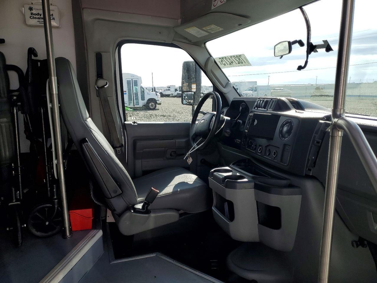 2017 Ford Econoline-Coach Bus