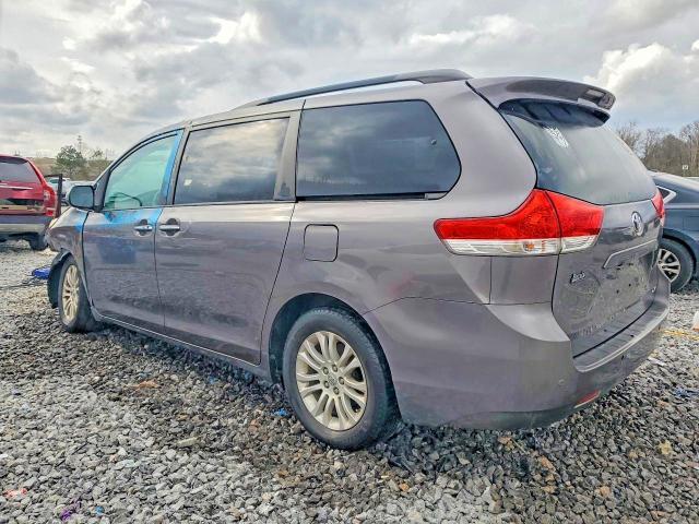 2014 Toyota Sienna xle 8-passenger