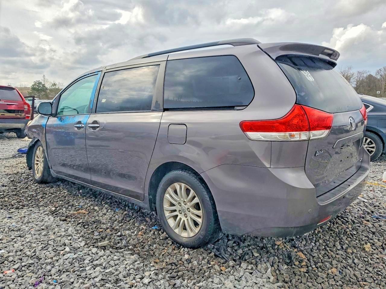 2014 Toyota Sienna xle 8-passenger
