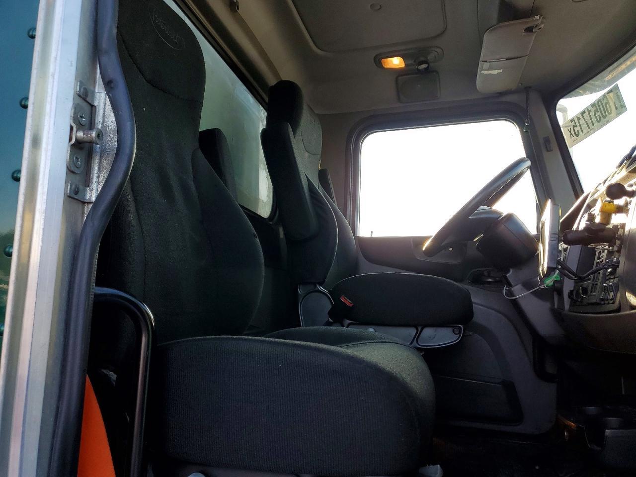 2018 Peterbilt 337 BOX Truck