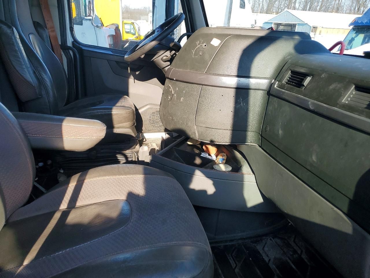 2020 Volvo VNR Semi Truck