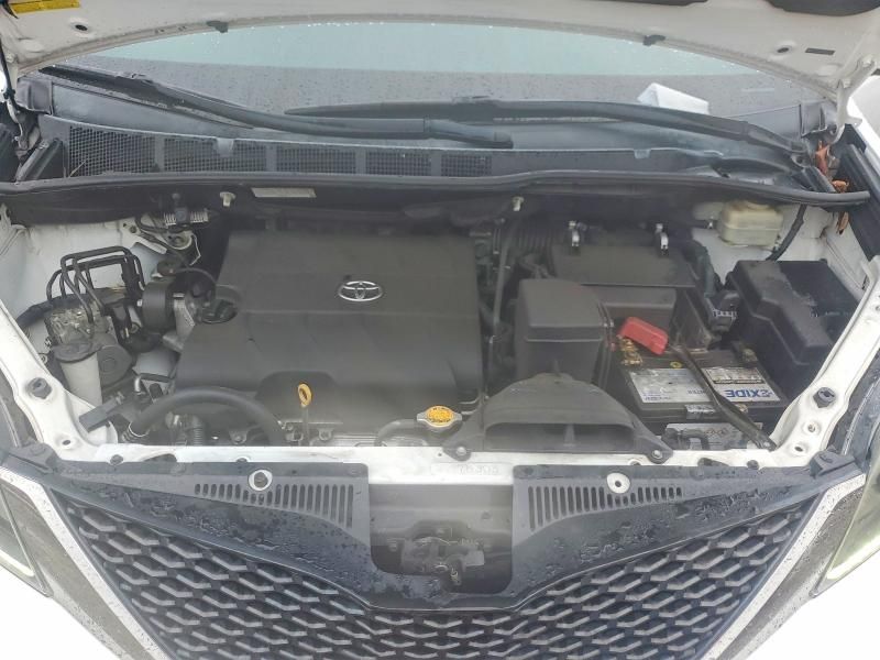 2015 Toyota Sienna Sport