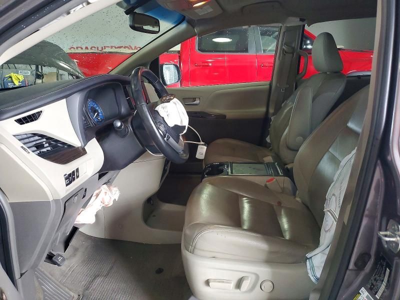 2015 Toyota Sienna xle Premium 8-passenger