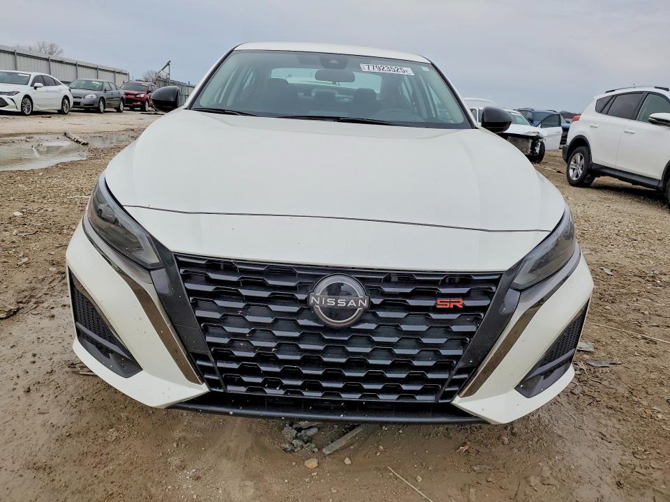 2023 Niss Altima sr