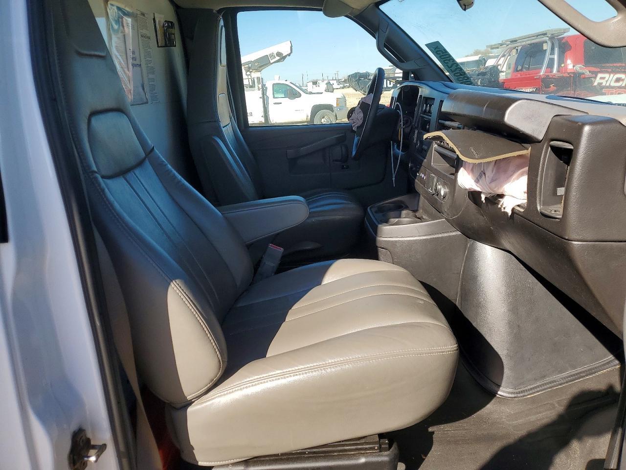 2022 GMC Savana BOX Truck