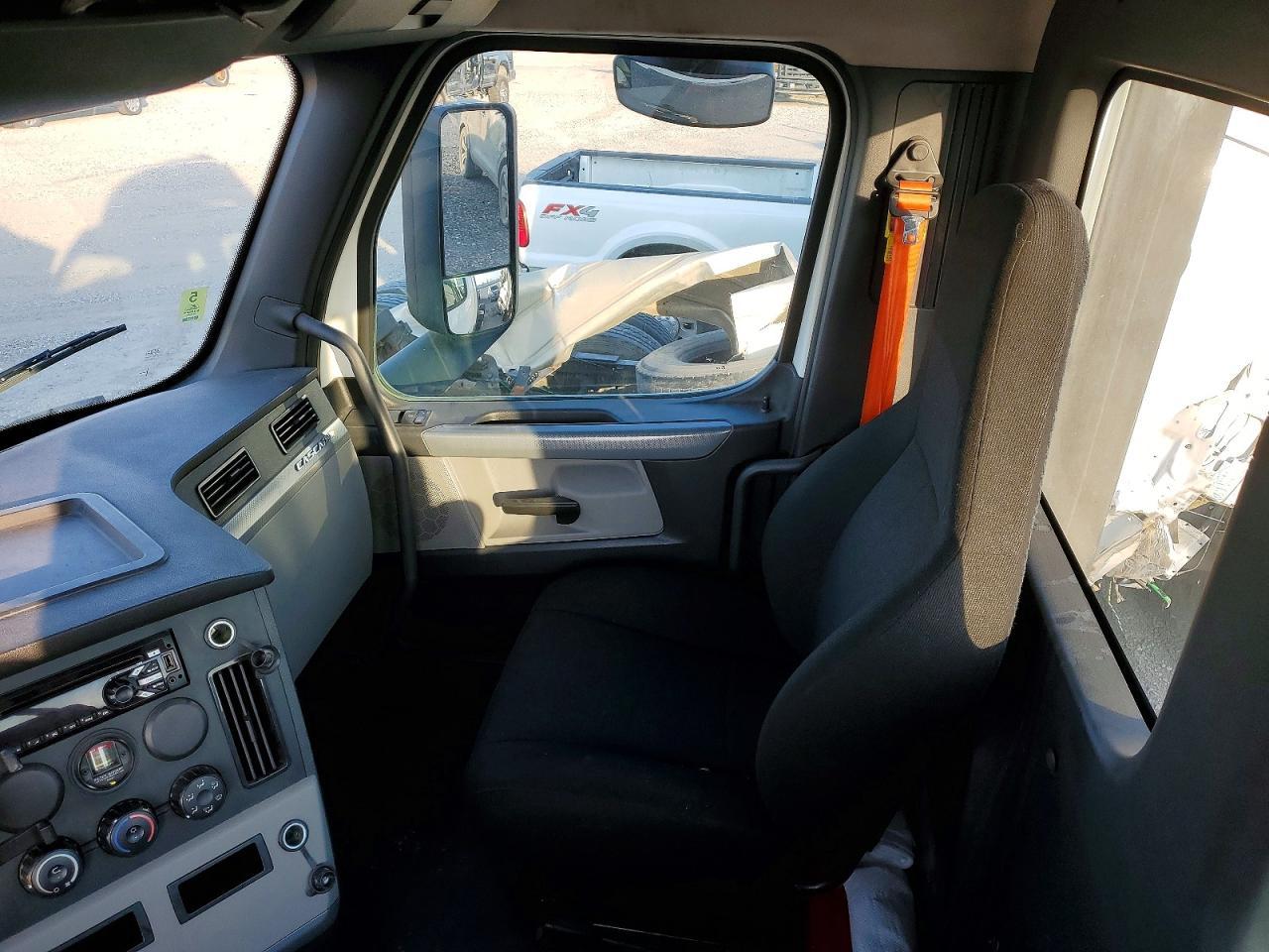 2019 Freightliner Cascadia 116 Semi Truck