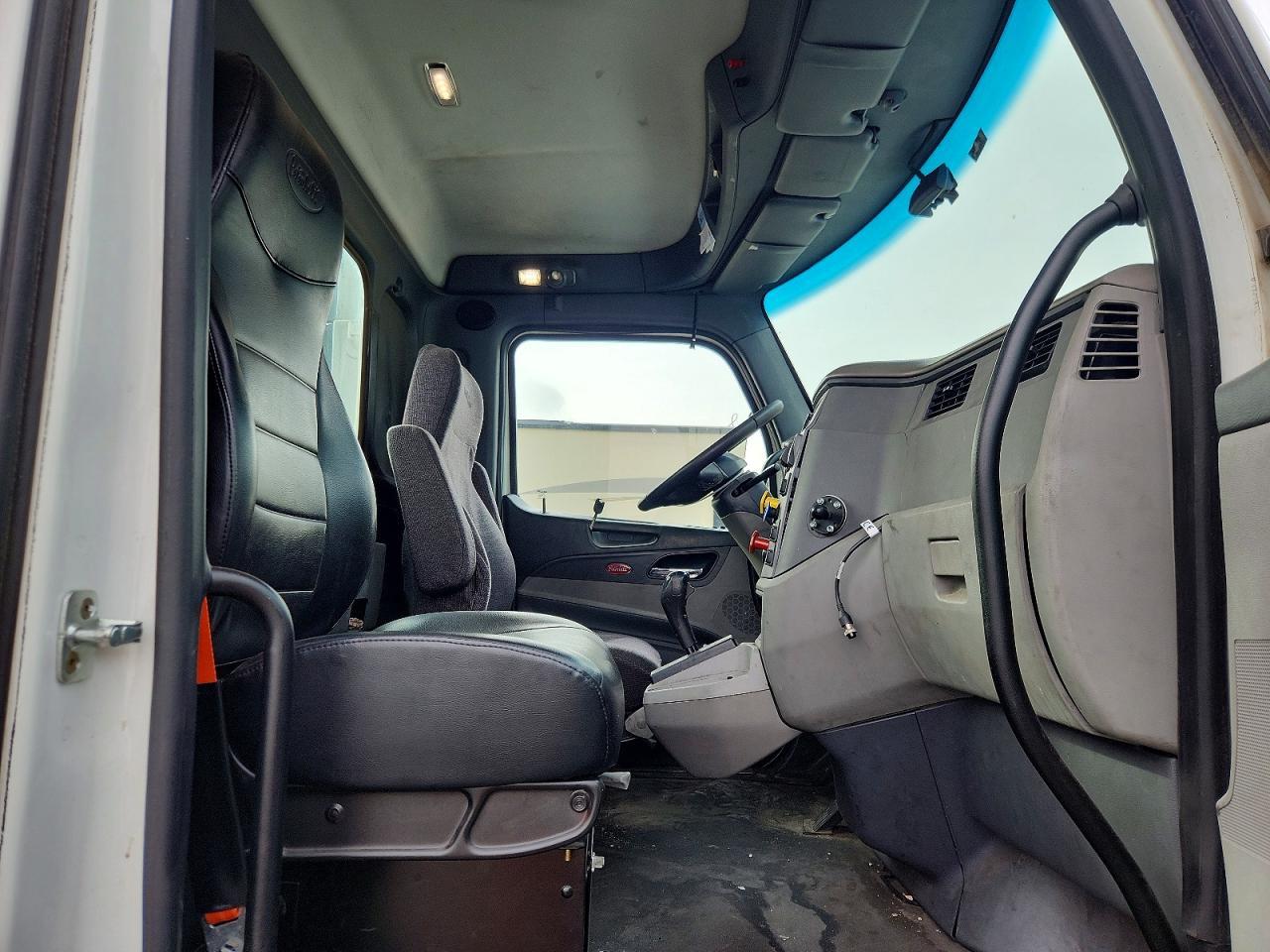 2016 Peterbilt 579 Semi Truck