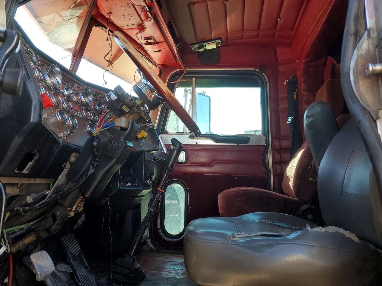 2000 Peterbilt 379-Semi Truck