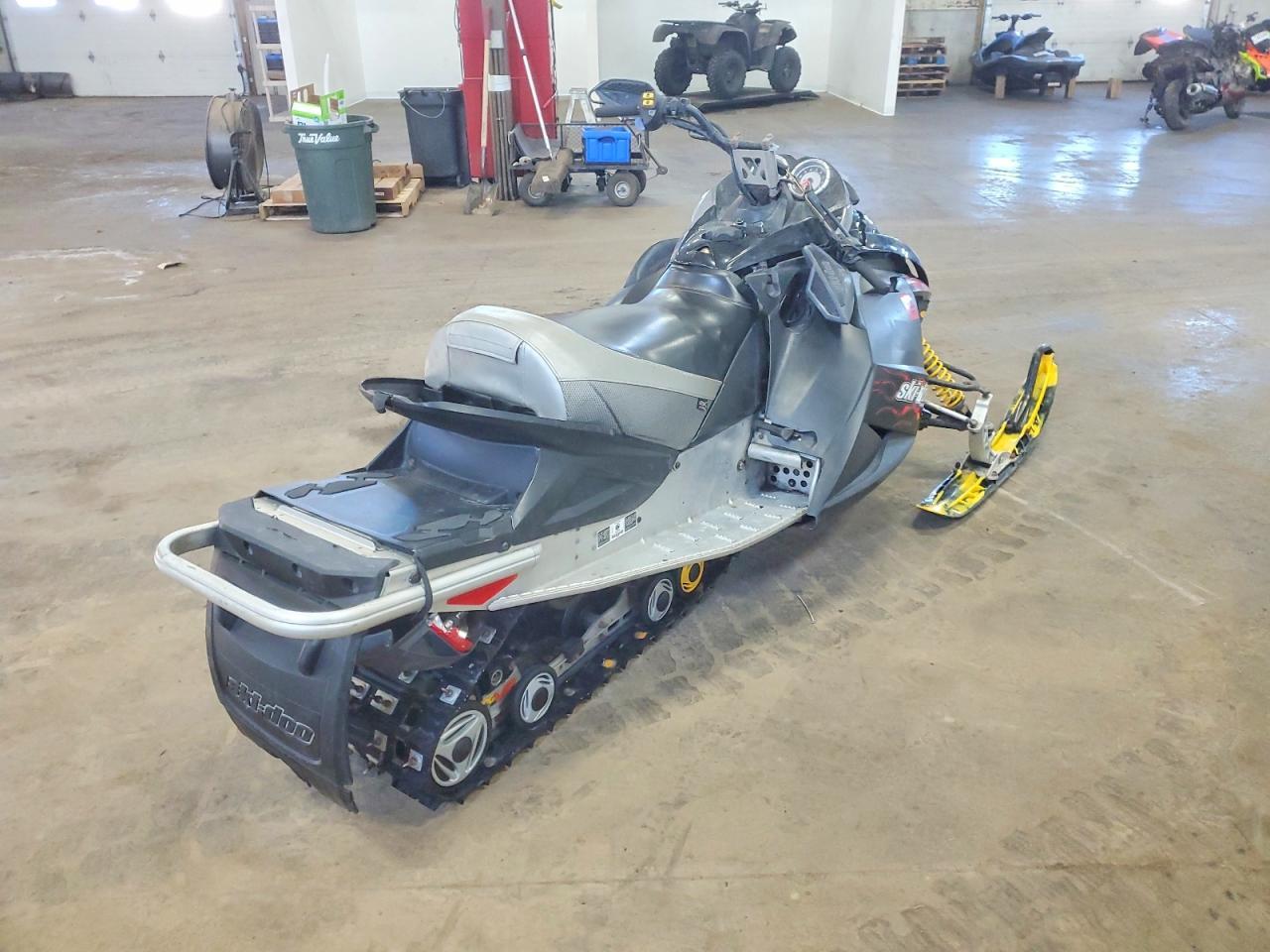 2004 Skidoo 2002 Ford Super Duty F-250 XLT