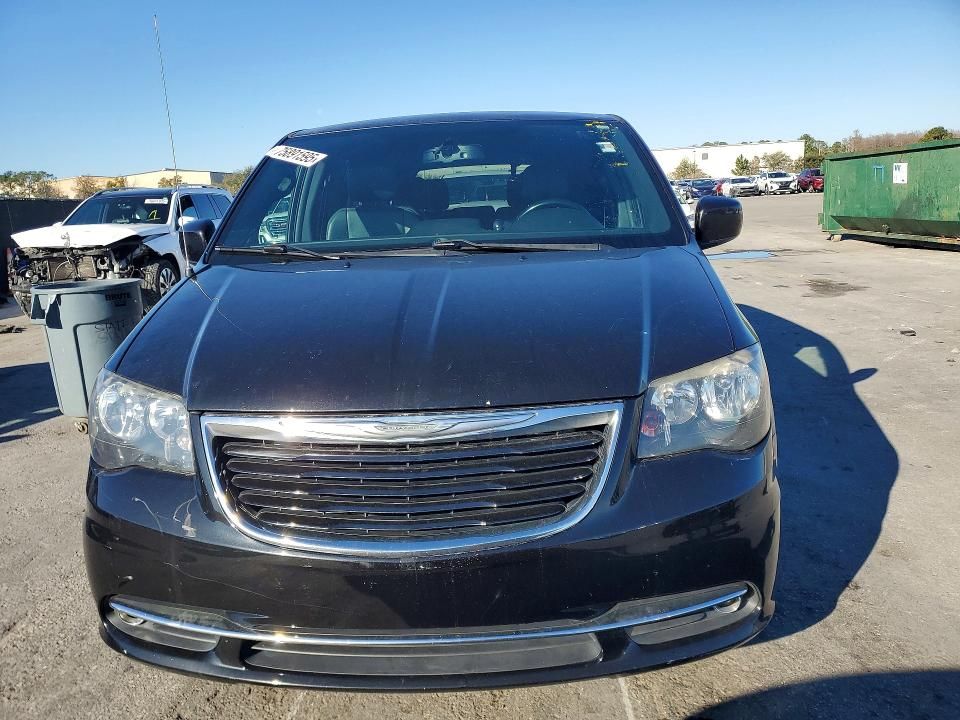 2015 Chrysler Town & Country s