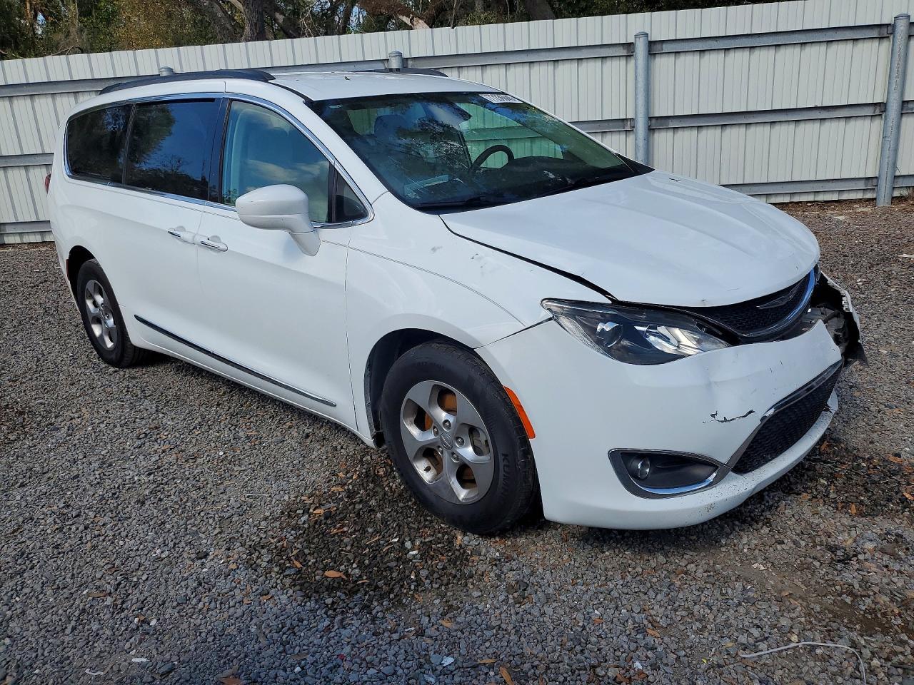 2017 Chrysler Pacifica Touring l