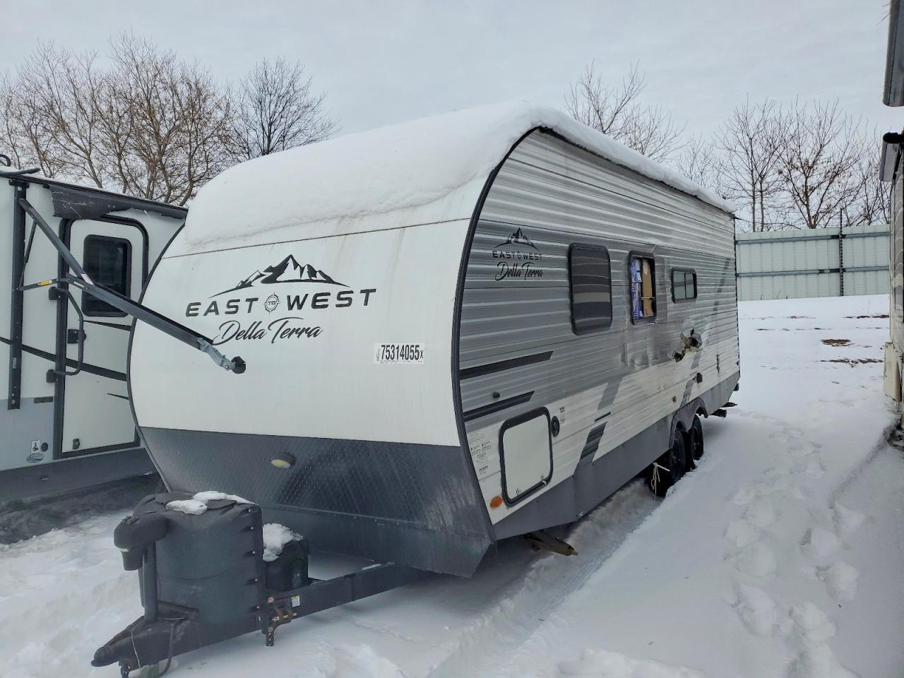 2022 East Manufacturing Della Terr-Camper