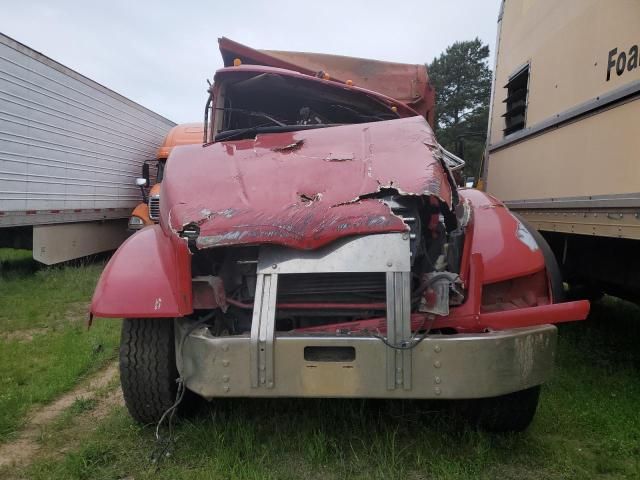 2005 Mack 700 CV700