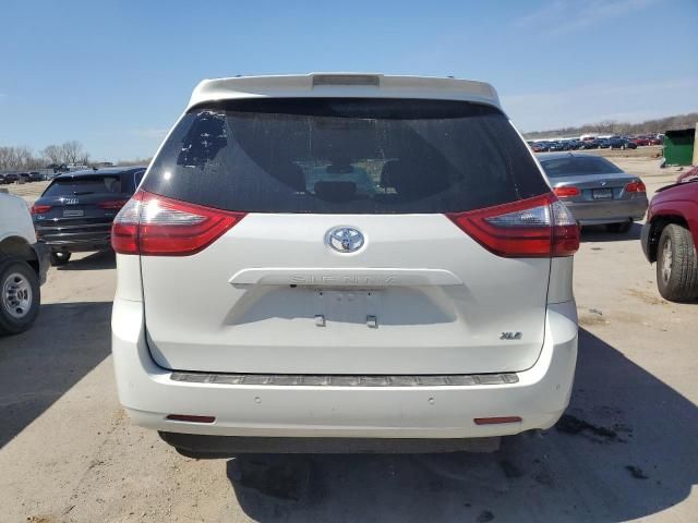 2020 Toyota Sienna XLE