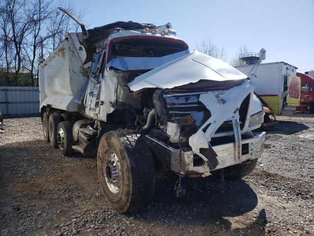 2013 Mack 700 GU700