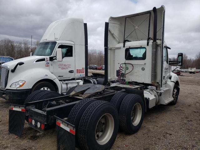 2017 Kenworth Construction T680