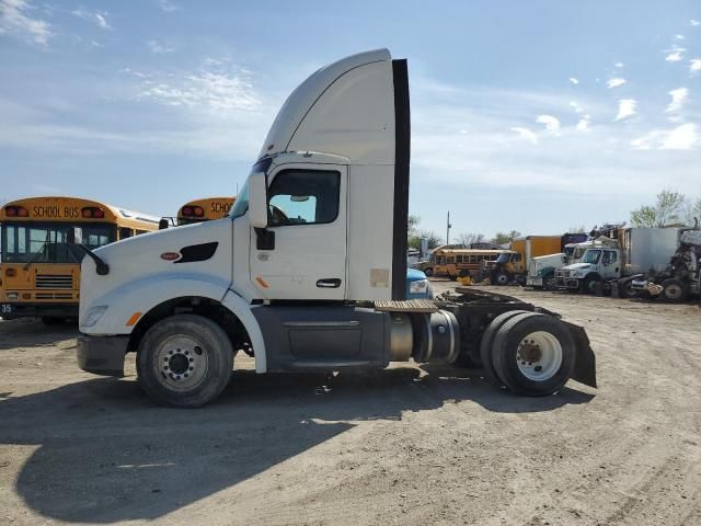 2017 Peterbilt 579 Semi Truck