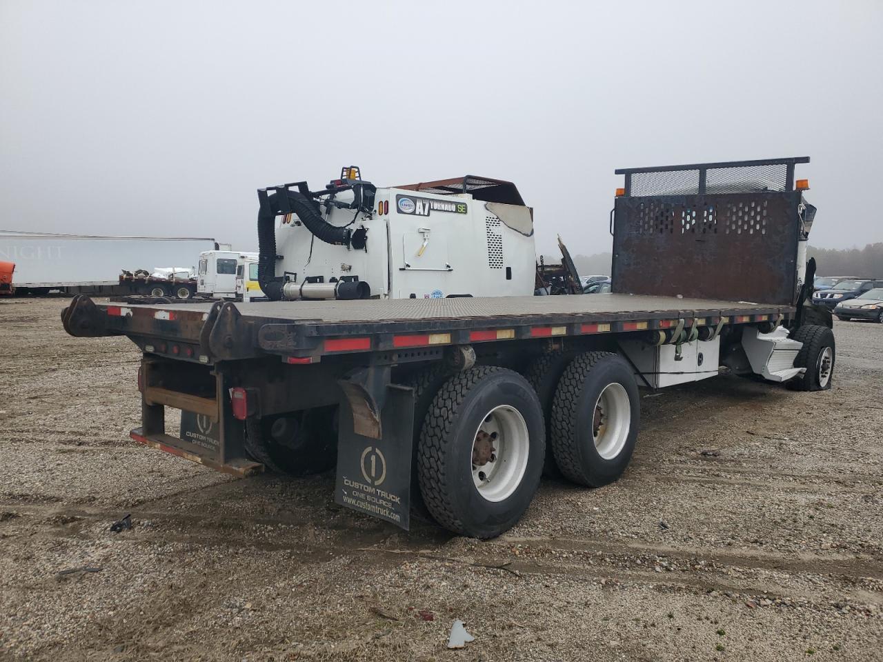 2020 Peterbilt 567 Flatbed Truck