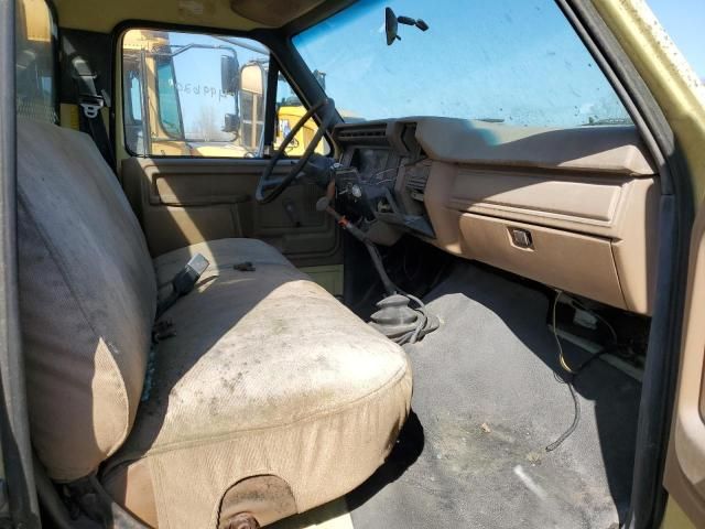 1994 Ford F700 Flatbed Truck