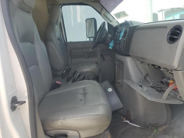 2009 Ford Econoline E450 Super Duty Cutaway Van