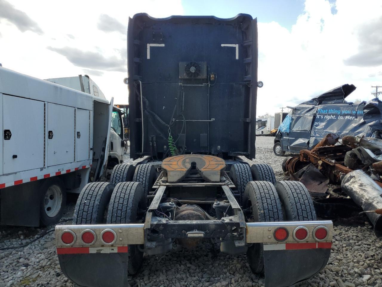 2015 Kenworth T680 Semi Truck