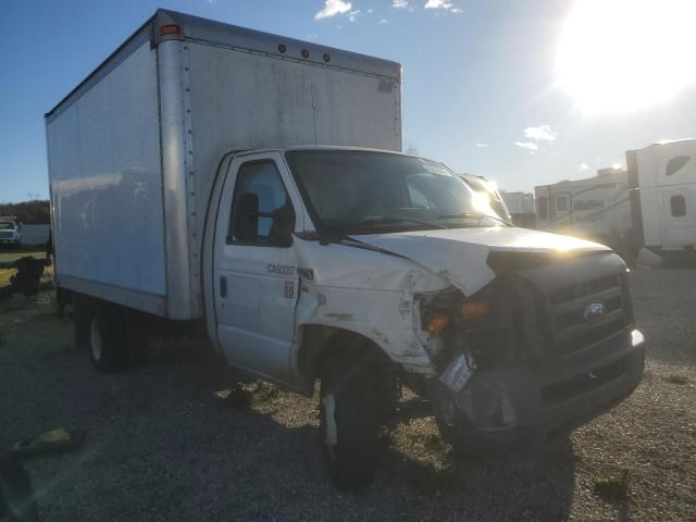 2013 Ford Econoline E450 Super Duty Cutaway Van