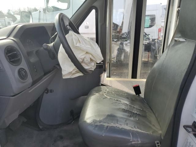 2017 Ford Econoline E350 Super Duty Cutaway Van