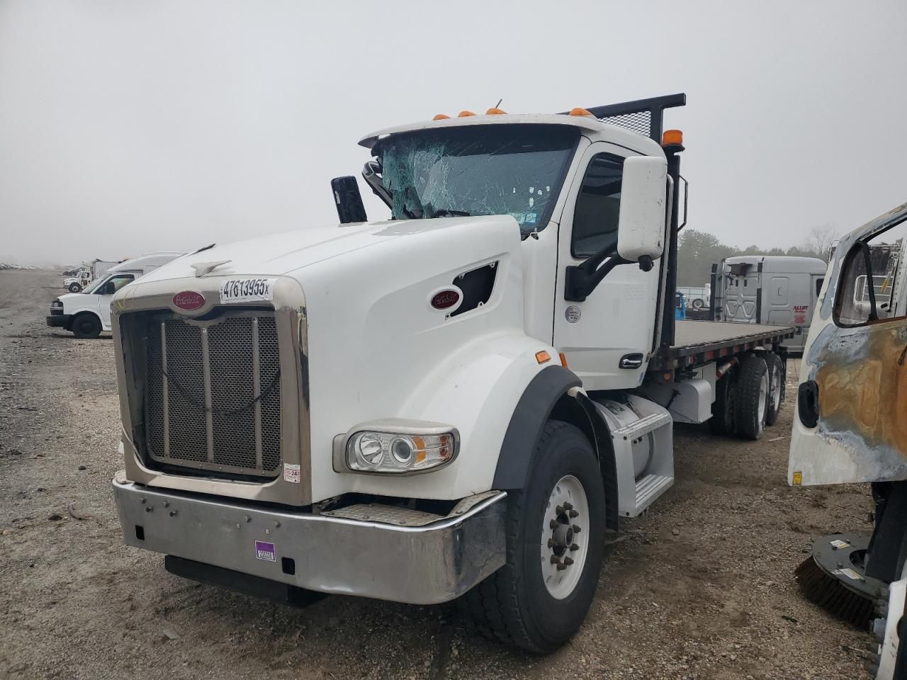 2020 Peterbilt 567 Flatbed Truck