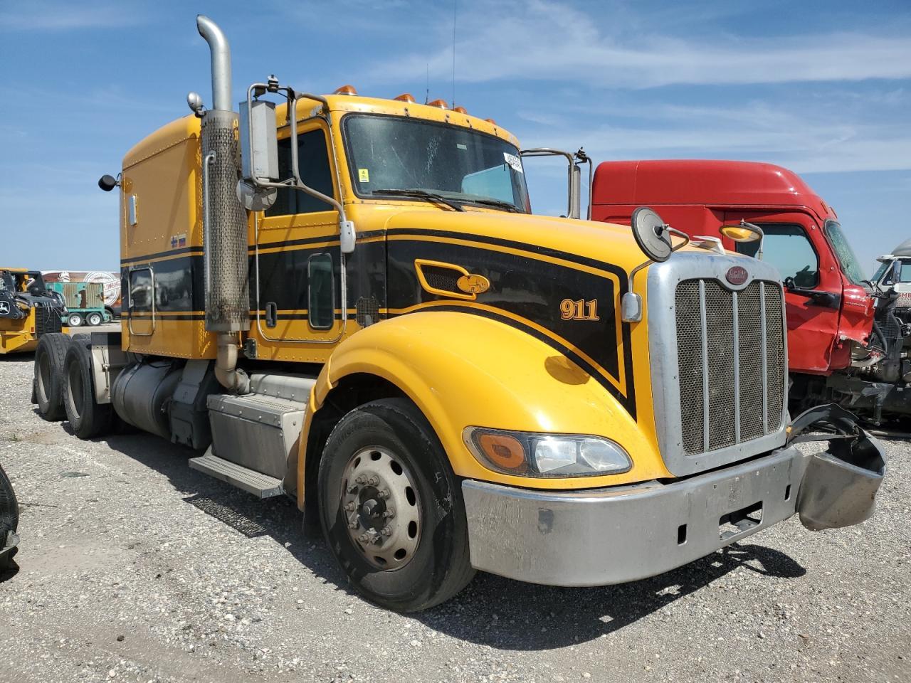 2013 Peterbilt 386 Semi Truck