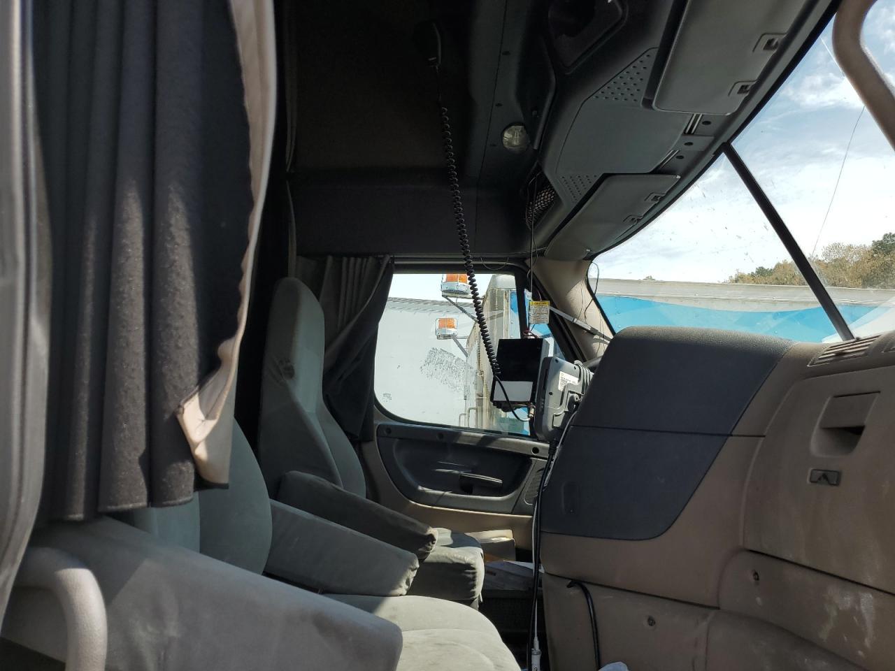 2015 Freightliner Cascadia Expeditor Truck