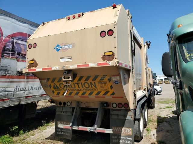 2014 Peterbilt 320