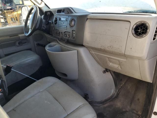 2013 Ford Econoline E350 Super Duty Cutaway Van