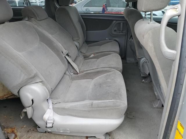 2004 Toyota Sienna CE