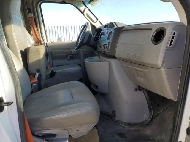 2013 Ford Econoline E350 Super Duty Cutaway Van