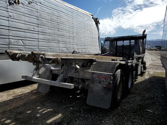 2005 International 7600 ROLL-OFF Container Truck