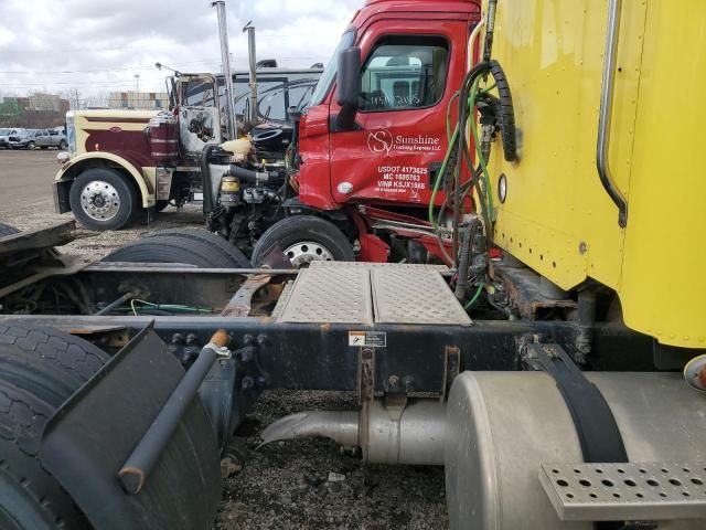 2016 Freightliner Columbia 120 Semi Truck