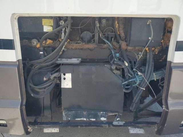 2002 Monaco 2002 Roadmaster Rail Raised Rail