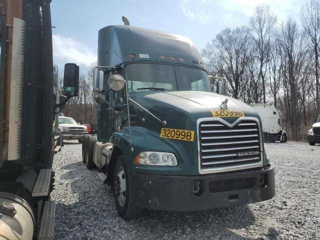 2013 Mack CXU600 Semi Truck
