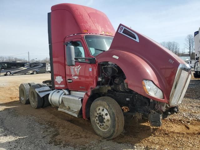 2015 Kenworth T680 Semi Truck