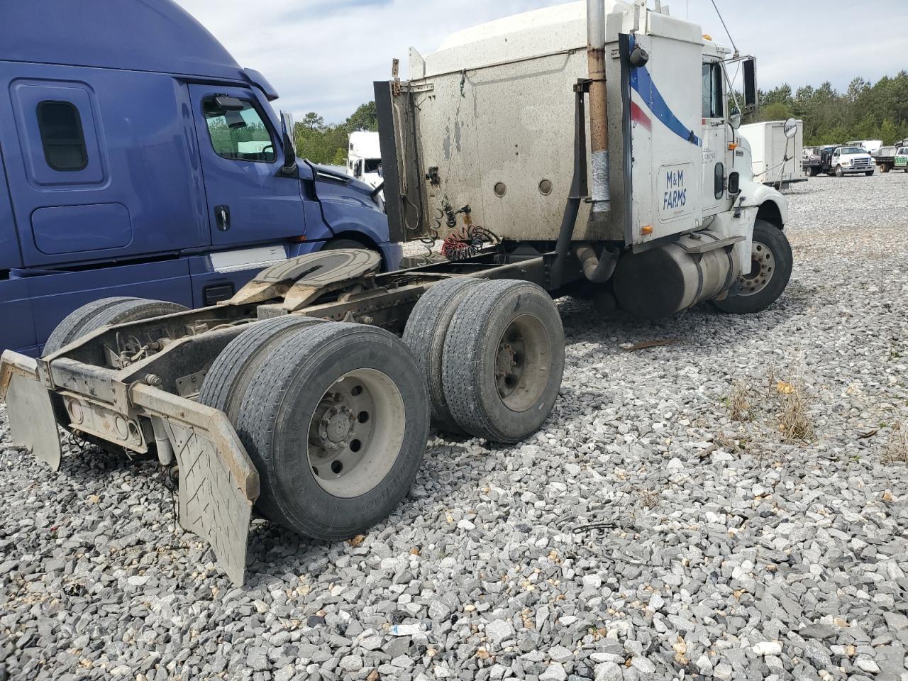 2000 International 9200 Semi Truck