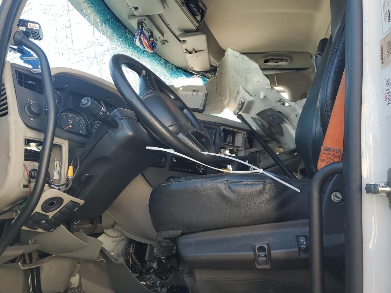 2020 Peterbilt 567 Flatbed Truck