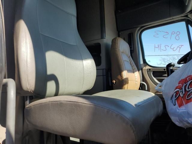 2012 Freightliner Cascadia Semi Truck