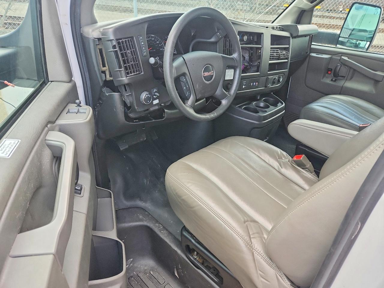 2022 GMC Savana BOX Truck