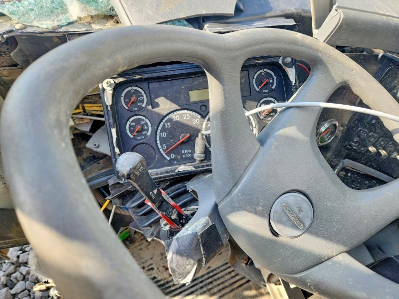 2005 Freightliner Columbia 120 Semi Truck